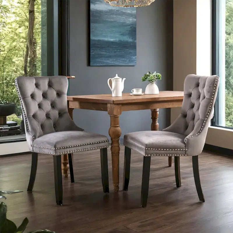 Chaises de salle à manger capitonnées en velours avec pieds en bois et garniture cloutée, lot de 2